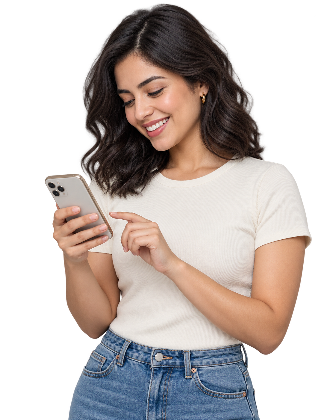 Una mujer sonríe mientras consulta su celular